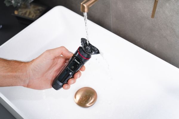 Машинка за бръснене Beurer MN8X rotary shaver, 360° flexible shaver head, Magnetic fixation, LED display, Waterproof (IPX7), Quick-charge function  (10 min OT; 5 min CT), Incl. charger and storage station, protective cap and cleaning brush