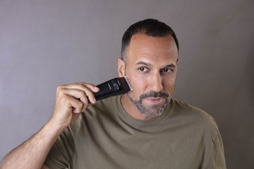 Машинка за подстригване Beurer MN5X hair clipper, 7 Attachments, 6 adjustable cutting lengths and 4-stage fine adjustment, LED display with battery display, Battery and mains operation, travel lock display and charge display, storage bag