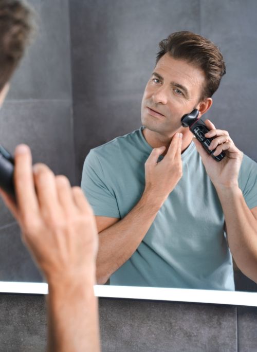 Машинка за бръснене Beurer MN8X rotary shaver, 360° flexible shaver head, Magnetic fixation, LED display, Waterproof (IPX7), Quick-charge function  (10 min OT; 5 min CT), Incl. charger and storage station, protective cap and cleaning brush