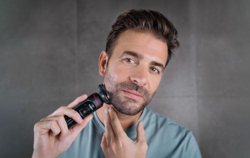 Машинка за бръснене Beurer MN8X rotary shaver, 360° flexible shaver head, Magnetic fixation, LED display, Waterproof (IPX7), Quick-charge function  (10 min OT; 5 min CT), Incl. charger and storage station, protective cap and cleaning brush