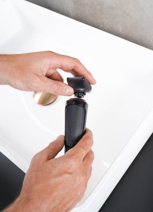 Машинка за бръснене Beurer MN8X rotary shaver, 360° flexible shaver head, Magnetic fixation, LED display, Waterproof (IPX7), Quick-charge function  (10 min OT; 5 min CT), Incl. charger and storage station, protective cap and cleaning brush