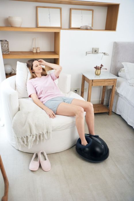 Масажор Beurer FM 90 Shiatsu foot massager;Shiatsu and air pressure massage; Heat function; 3 massage programmes; 3 intensity levels of air compression massage; shoe size 46; washable and removable cover