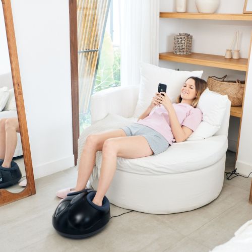 Масажор Beurer FM 90 Shiatsu foot massager;Shiatsu and air pressure massage; Heat function; 3 massage programmes; 3 intensity levels of air compression massage; shoe size 46; washable and removable cover